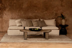 Canapé en lin beige avec coussins à carreaux relief et table basse rustique