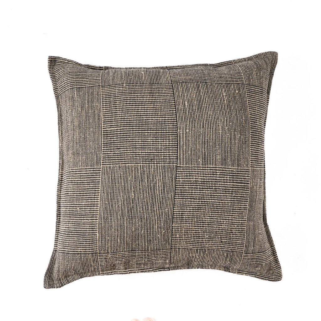 Coussin carré en lin tissé beige et noir, motif damier artisanal texturé
