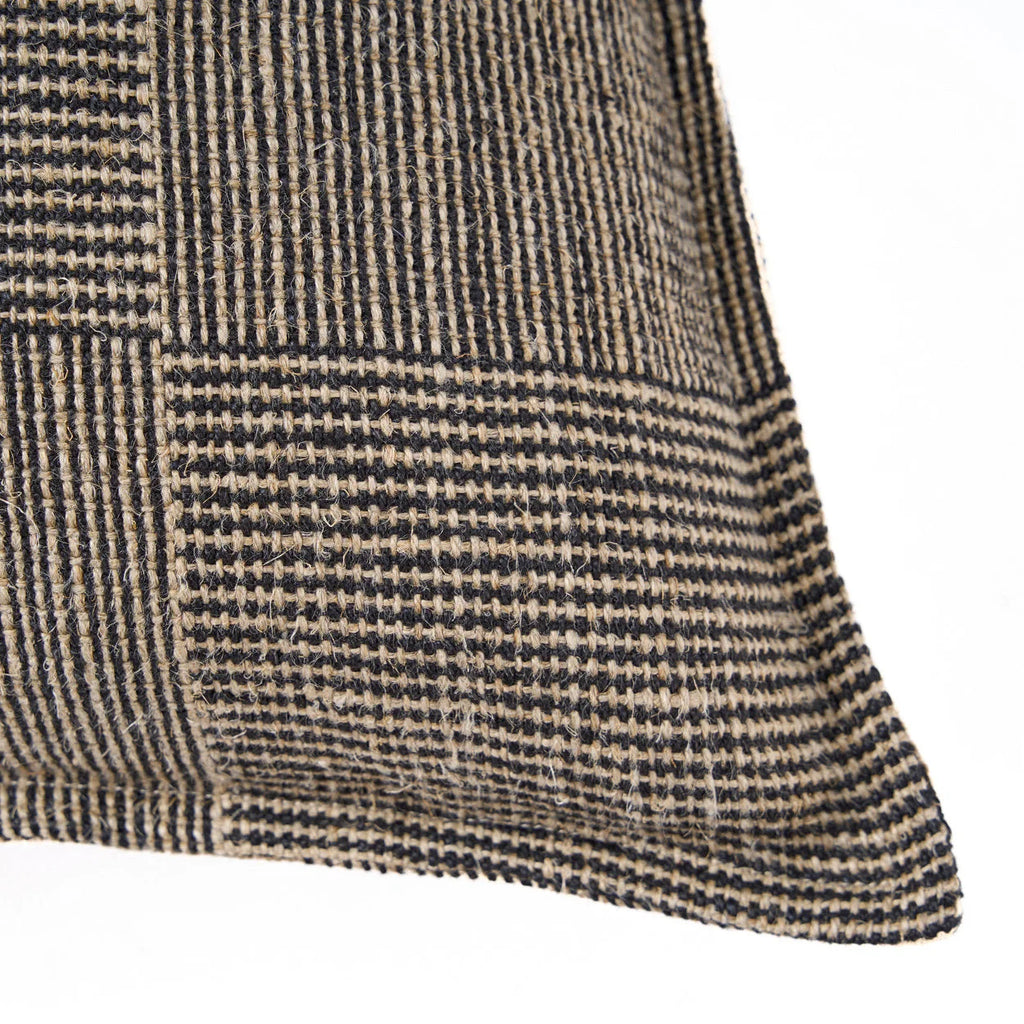 Housse de coussin en lin tissé noir et beige motif damier artisanal texturé