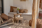 Housse de coussin marron en coton avec franges 40x40 cm sur table en bois rustique