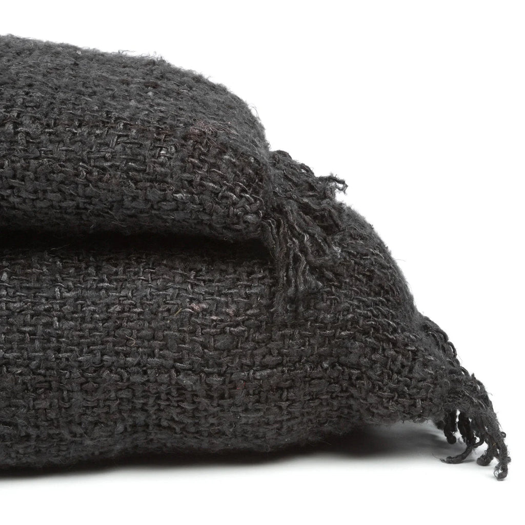 Plaid en coton gris foncé texturé avec franges pour Housse de coussin noire 30x50 cm