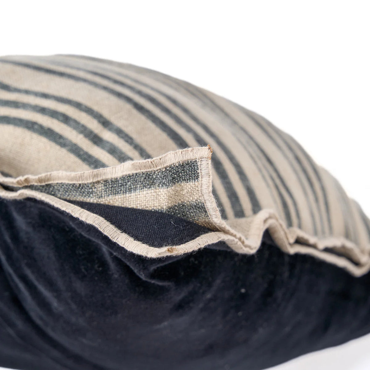 Housse de coussin rayée beige et gris avec intérieur velours noir
