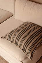 Housse de coussin rayée en lin beige et gris charbon avec bord effiloché