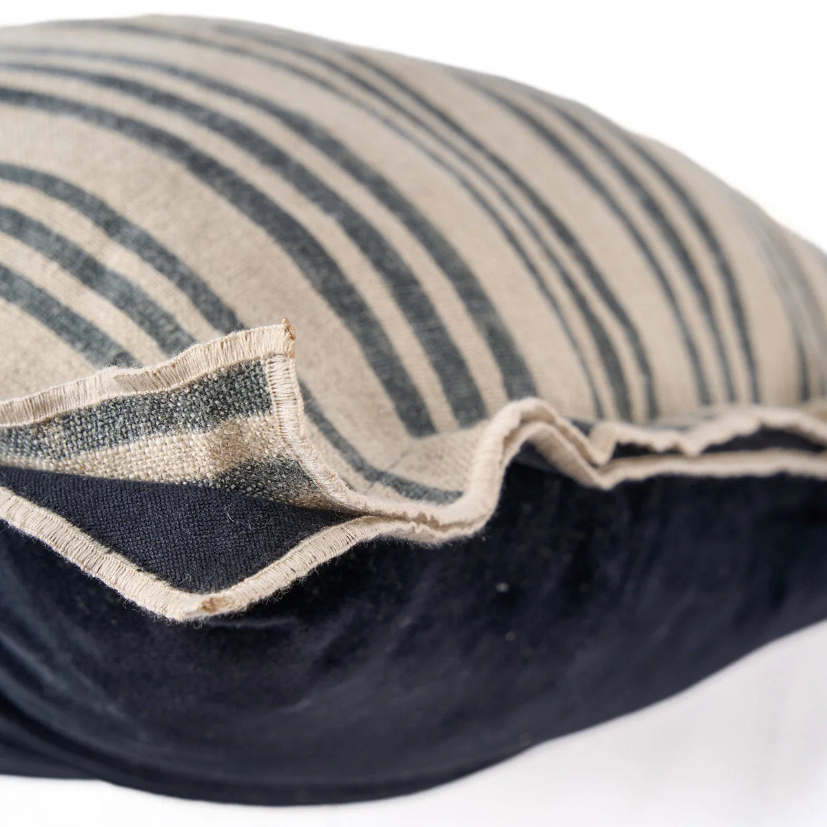 Housse de coussin rayée en lin beige et noir avec volants plats