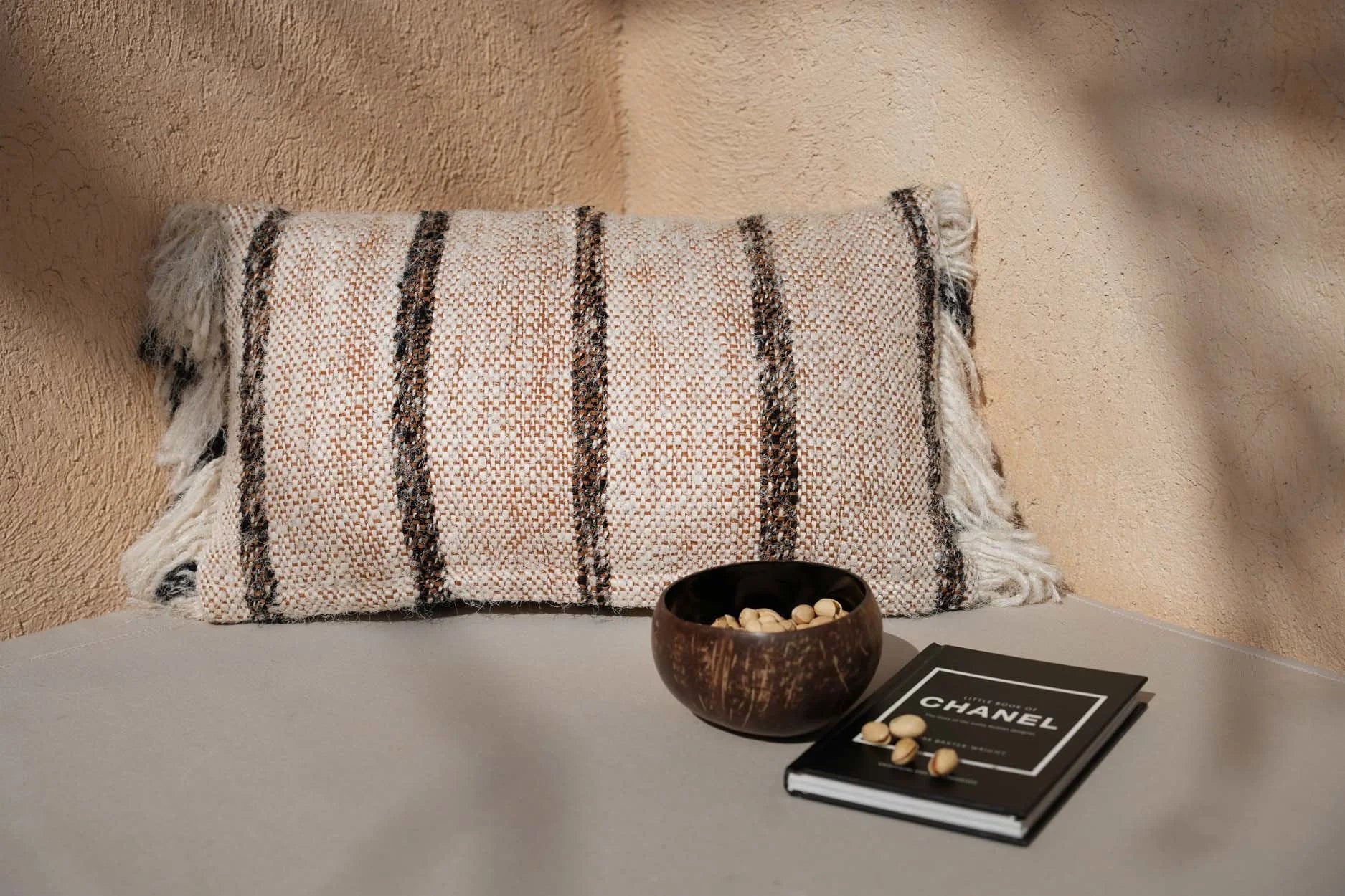 Coussin rectangulaire en coton beige avec rayures marron et franges, 30x50 cm
