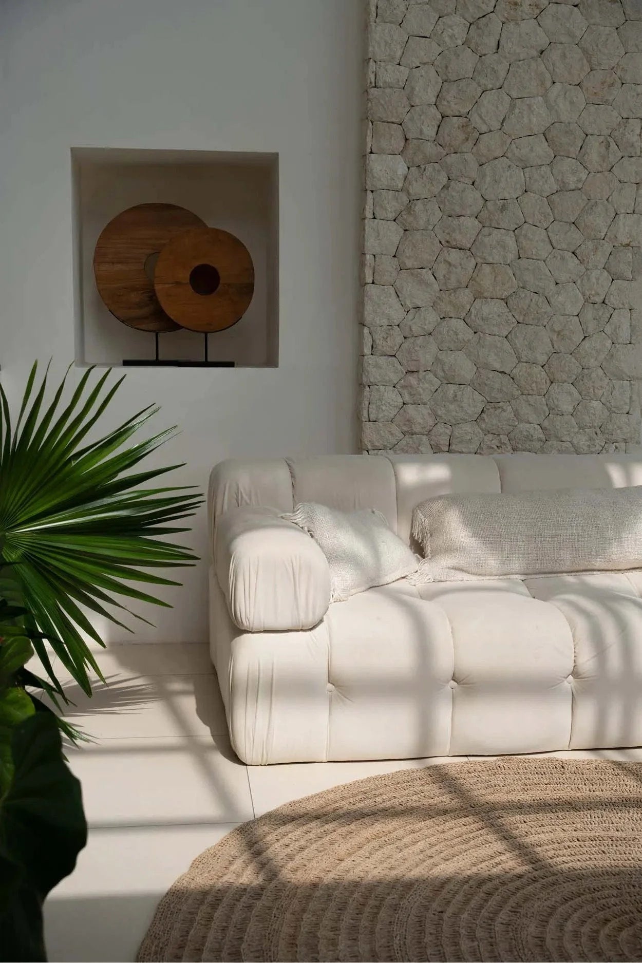 Housse de coussin rectangulaire crème en coton sur canapé blanc tufté avec coussins plush