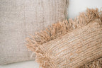 Housse de coussin rectangulaire en raphia naturel à franges avec deux coussins texturés