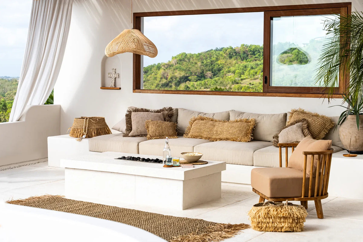 Housse de coussin rectangulaire en raphia naturel avec franges dans un espace extérieur cozy