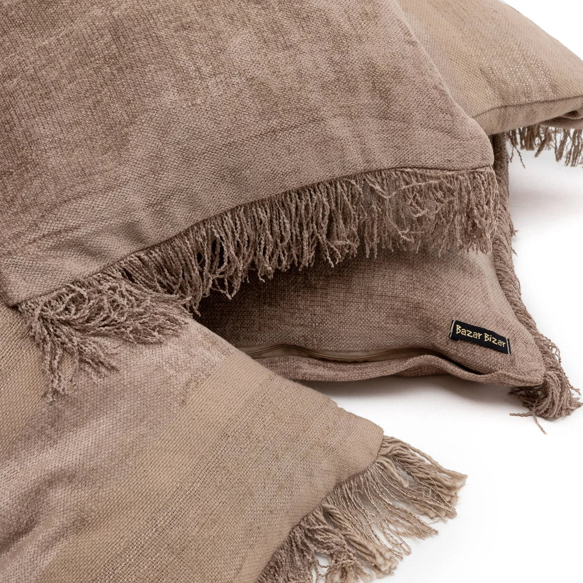 Coussins en lin marron empilés avec des bords effilochés pour Housse de coussin en velours côtelé beige