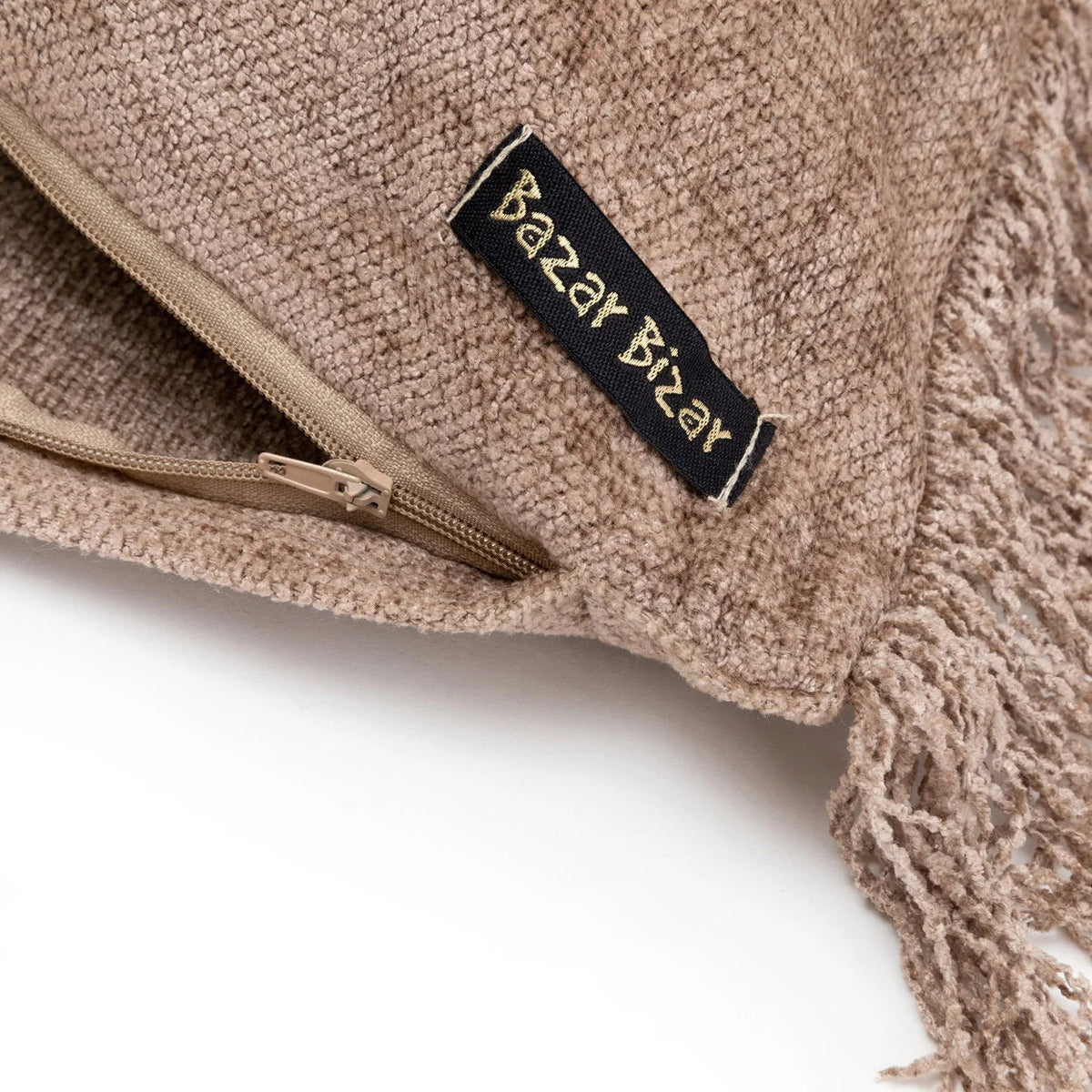 Housse de coussin rectangulaire en velours côtelé beige avec franges et étiquette Bazar Bizar