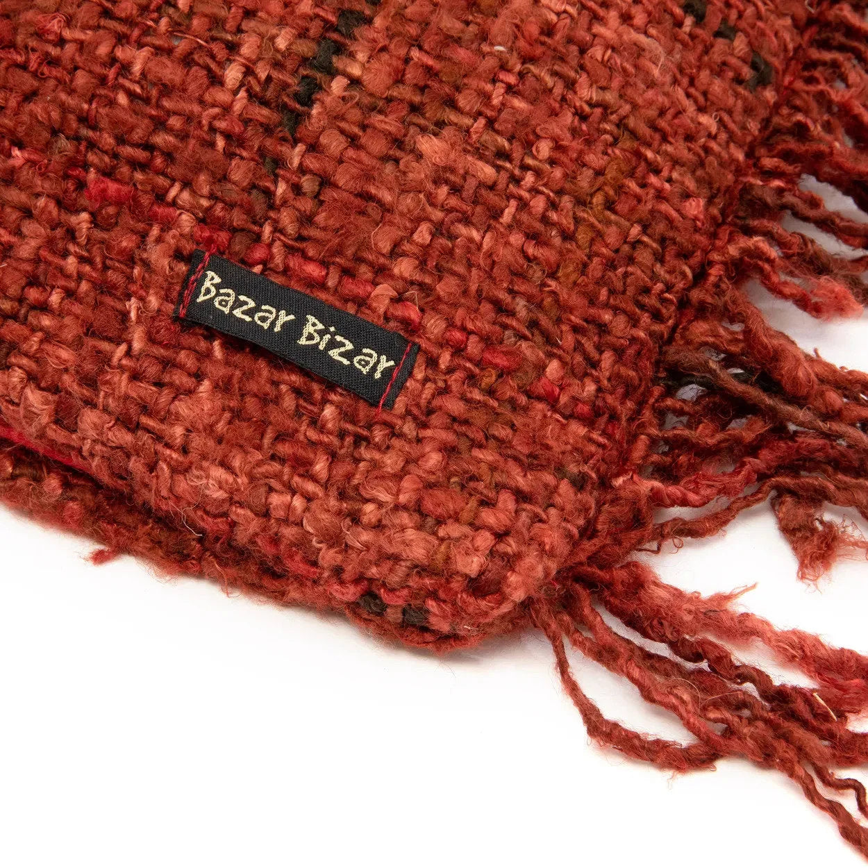 Housse de coussin rouge cerise en coton avec tissu texturé, frange et label noir