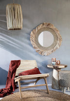 Miroir rond en rotin tressé à franges sur le mur