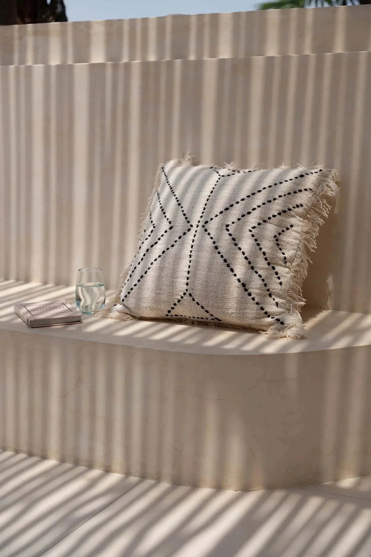 Beige housse de coussin en raphia naturel avec couture géométrique noire et bords effilochés 50x50 cm pour salon