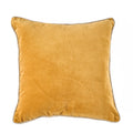 Coussin carré en velours jaune moutarde texturé avec passepoil beige
