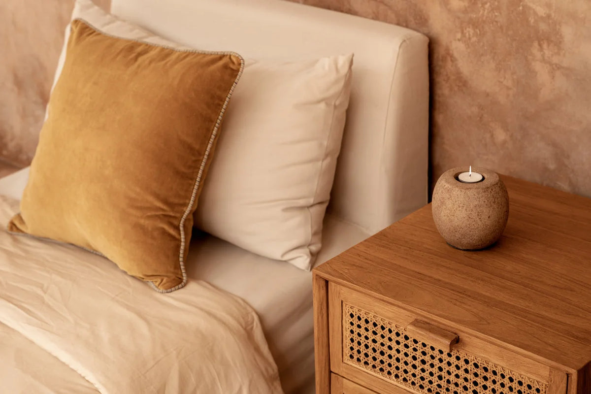 Housse de coussin en velours jaune moutarde passepoilée