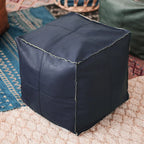Housse de pouf marocain bleu nuit en forme de cube, idéale pour un salon à l’ambiance ethnique.