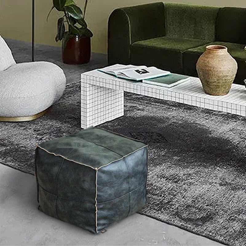 Housse de pouf marocain cube vert foncé intégrée dans un salon moderne et minimaliste.