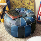 Housse de pouf marocain ronde en cuir PU bleu et noir avec coutures blanches, utilisée comme table basse.