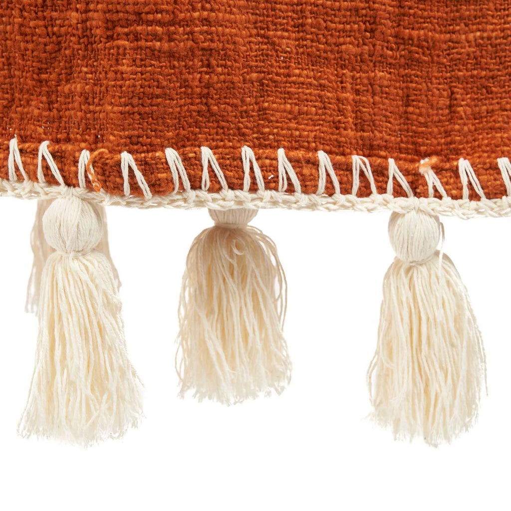 Jeté de lit terracotta en coton avec pompons – 246x126 cm