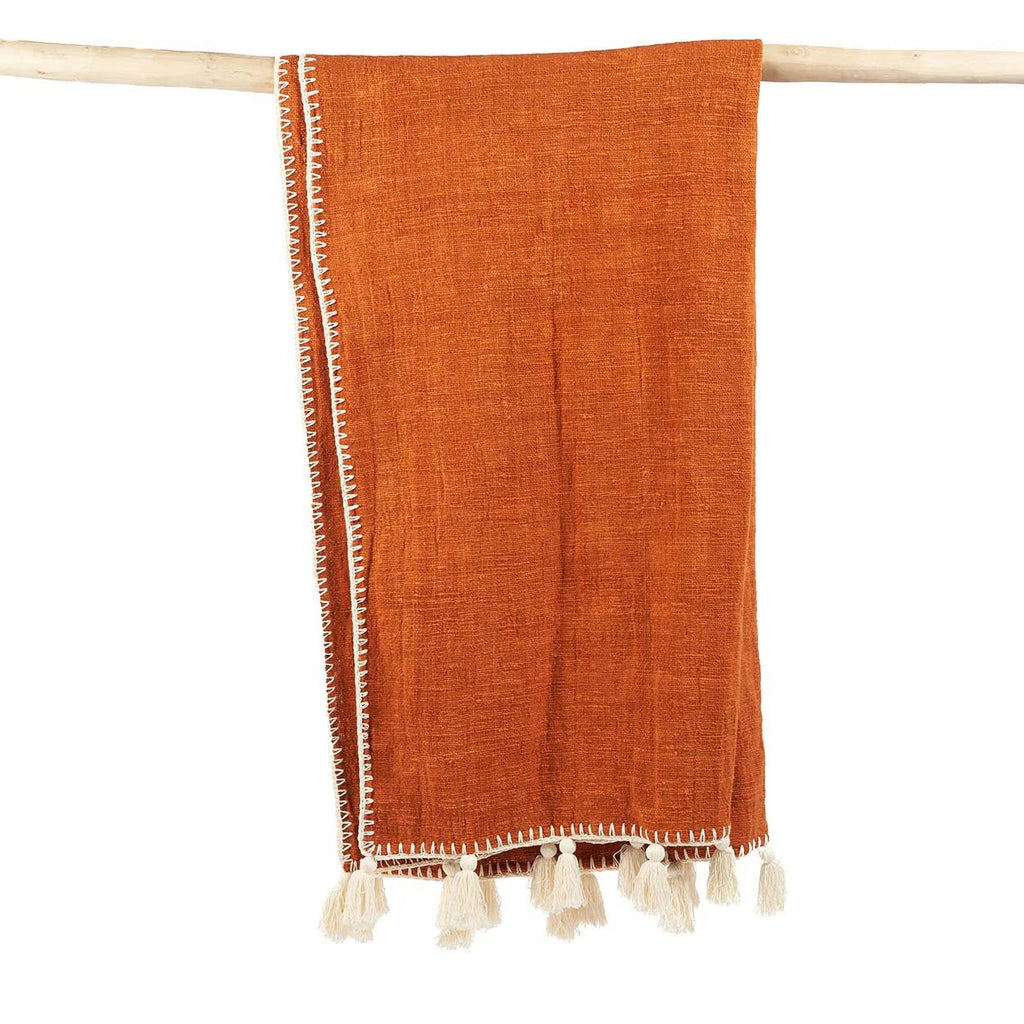 Jeté de lit terracotta en coton avec pompons – 246x126 cm