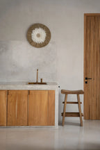 Murale ronde Juju en plumes blanches, raphia naturel et coquillages