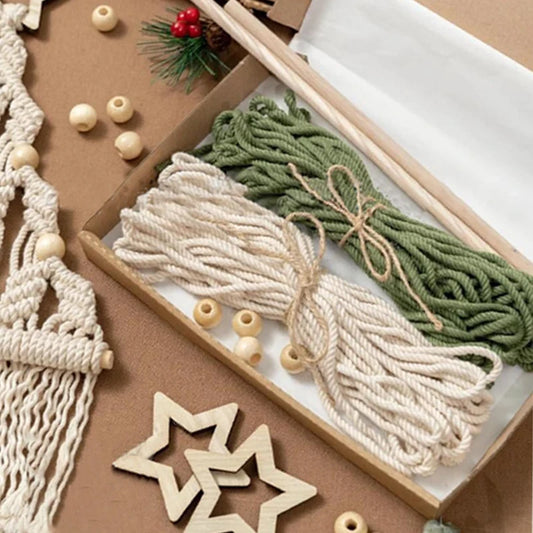 "Kit complet pour fabriquer 2 arbres de Noël en macramé, avec fil de coton vert et écru, et accessoires inclus