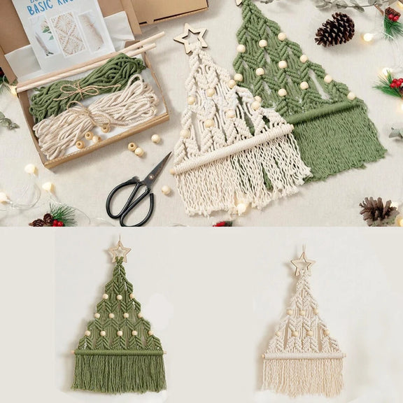 Exemple des deux arbres de Noël en macramé terminés, parfaits pour une décoration festive et bohème