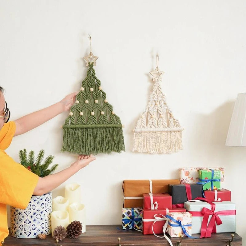 Deux arbres de Noël en macramé suspendus, l’un vert et l’autre écru, avec étoile en bois et franges