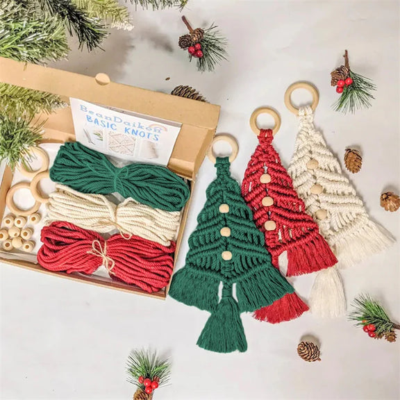 Boîte contenant le kit sapins en macramé, avec cordes, perles et accessoires DIY.