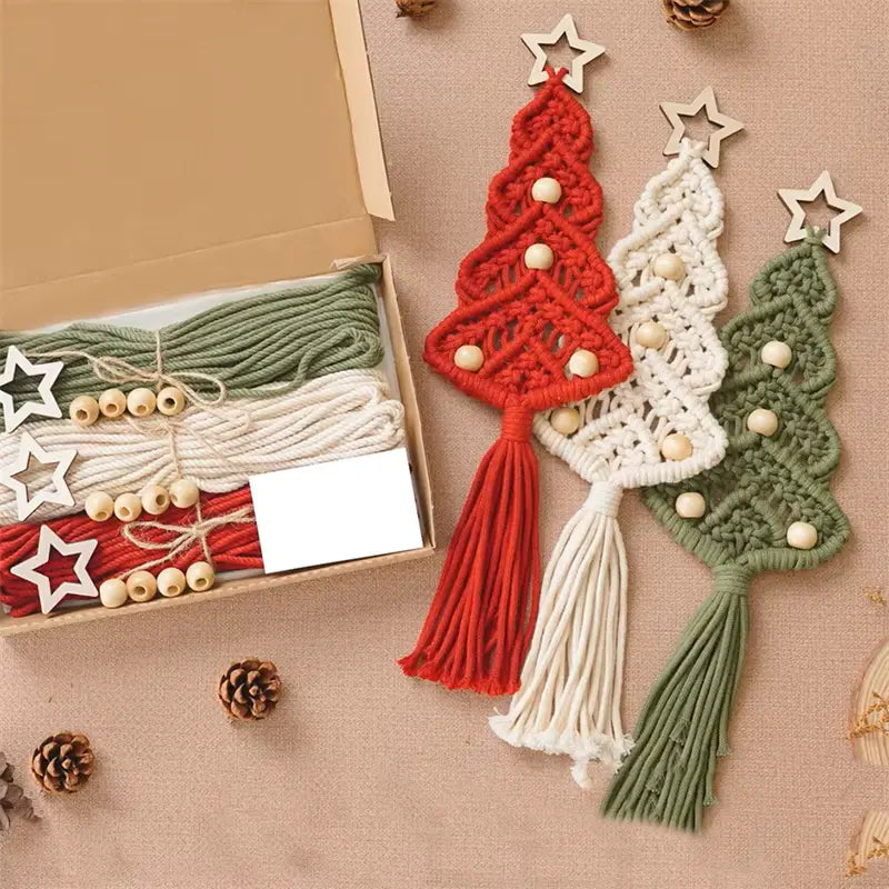 Boîte contenant le kit sapins en macramé, avec cordes, perles et accessoires DIY.