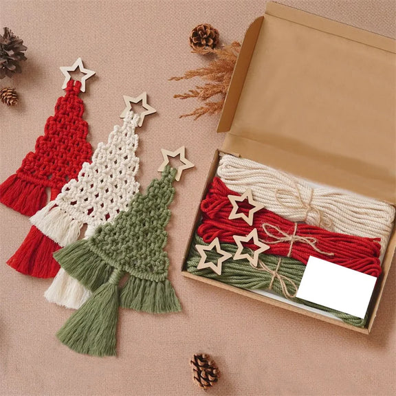 Ensemble de sapins rouges, verts et blancs du kit sapins en macramé, parfait pour une décoration de Noël festive.