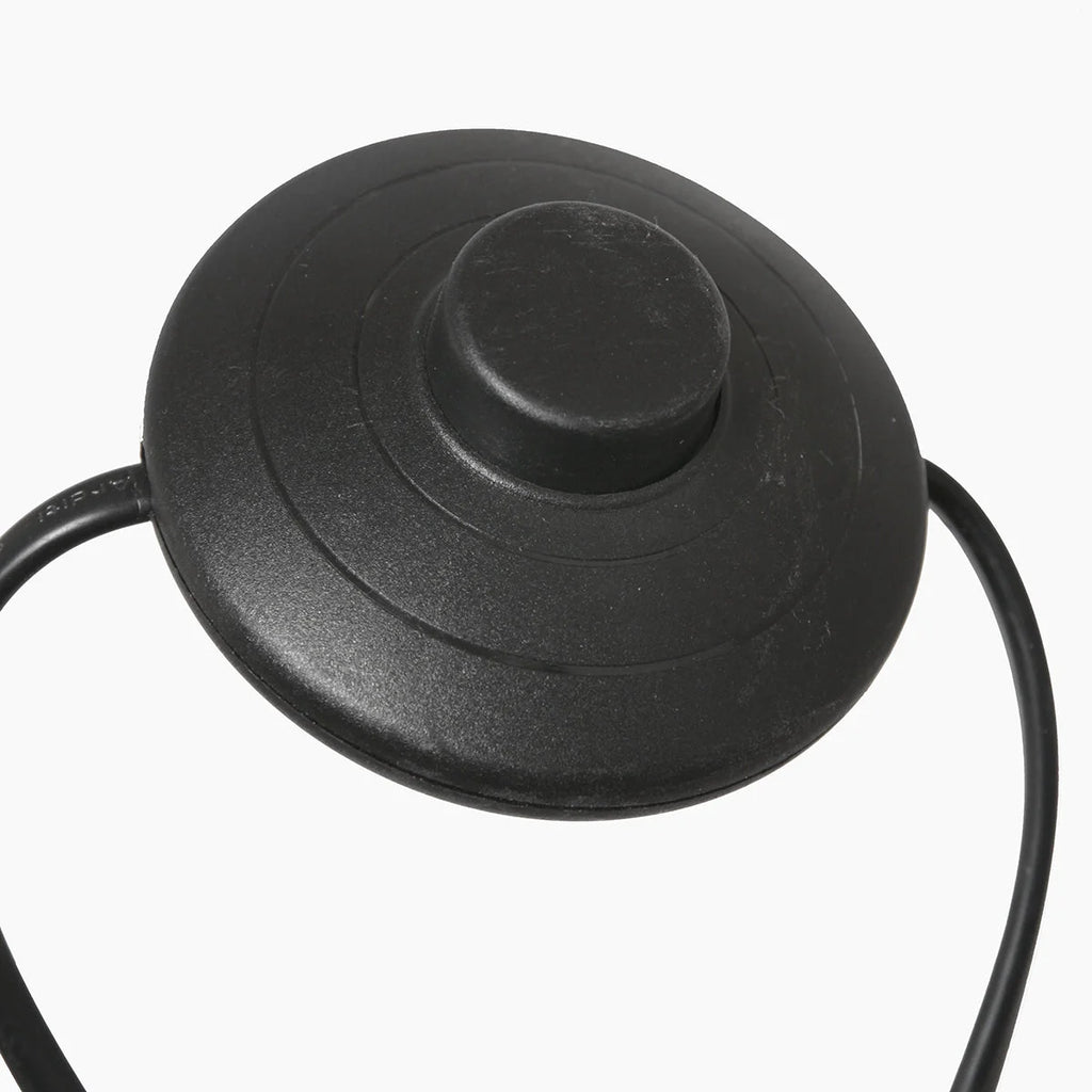 Couvercle en plastique noir avec bouton central et poignées courbes pour lampe arc métal noir abat-jour rotin ajouré H180 cm