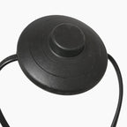 Couvercle en plastique noir avec bouton central et poignées courbes pour lampe arc métal noir abat-jour rotin ajouré H180 cm