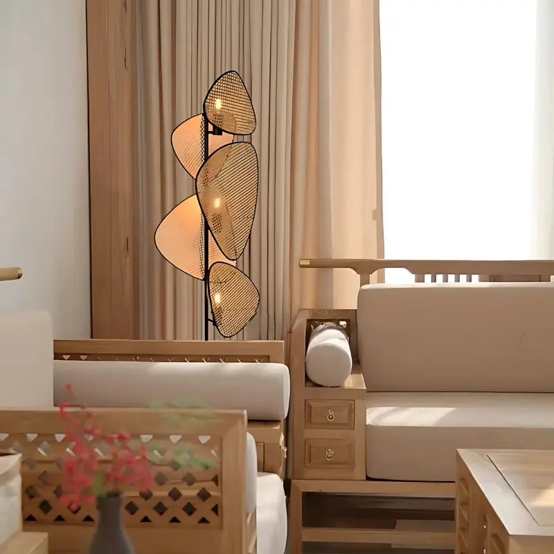 lampadaire avec abat jour en rotin éclairant un salon moderne