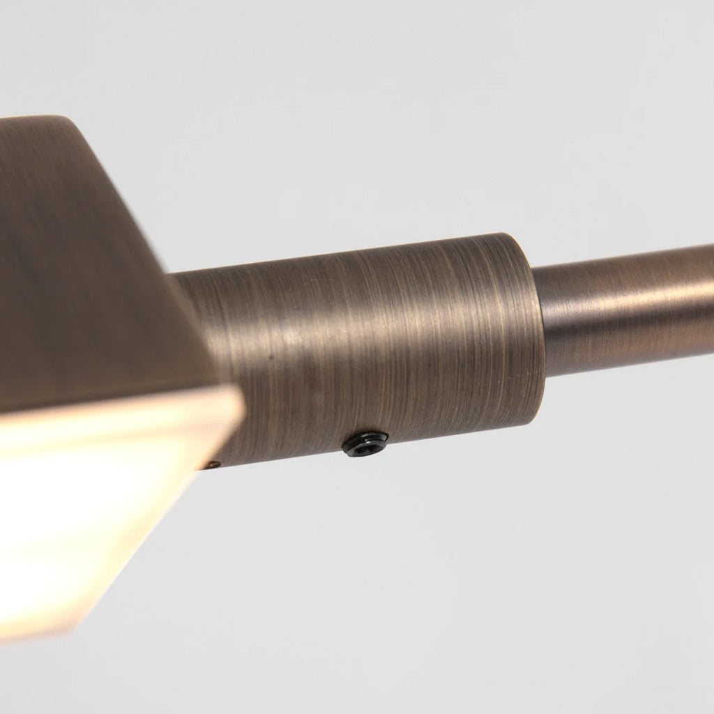 Applique métallique en bronze brossé avec ampoule visible et bras articulé orientable