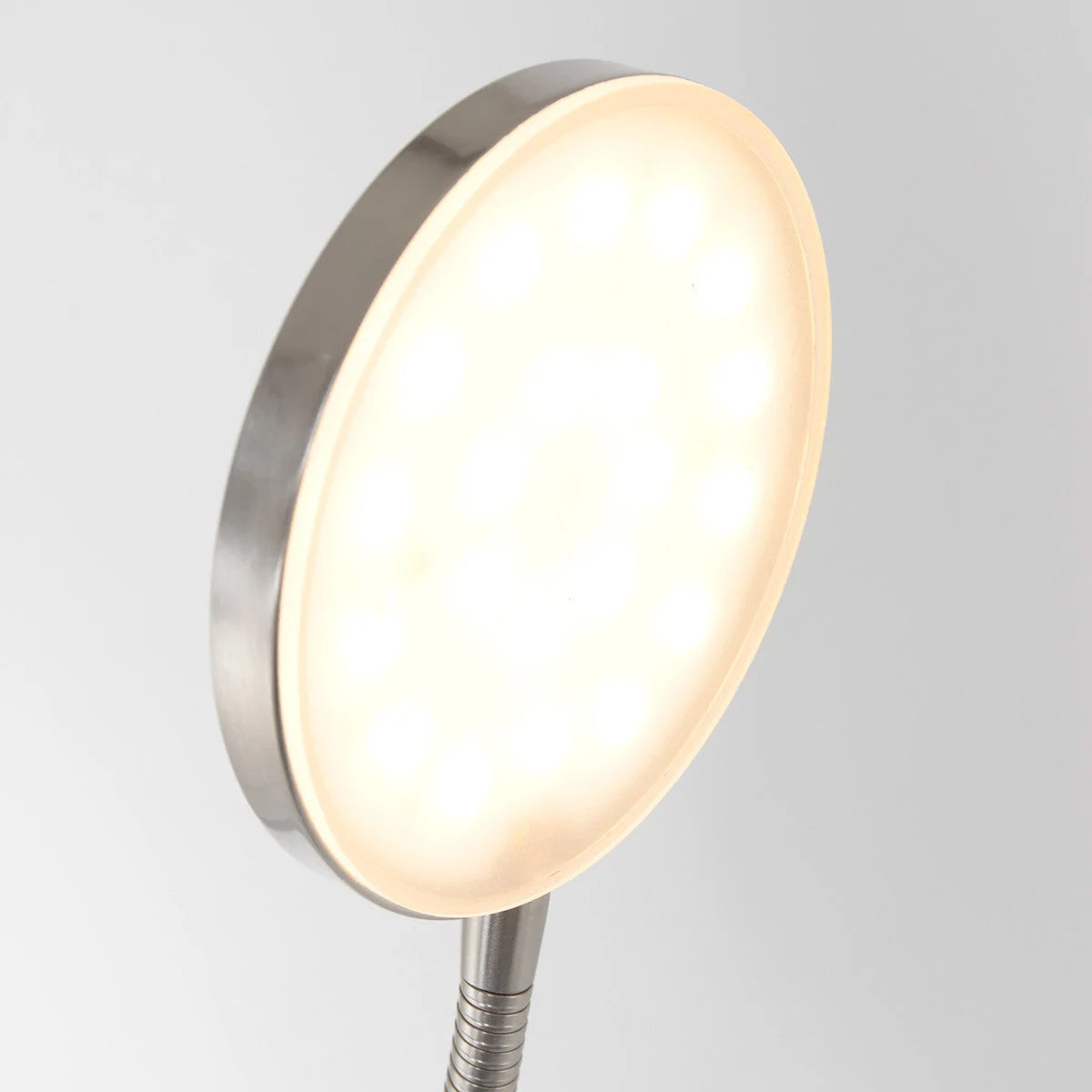 Ampoule LED ronde illuminée sur un Lampadaire en métal à bras orientable avec variateur