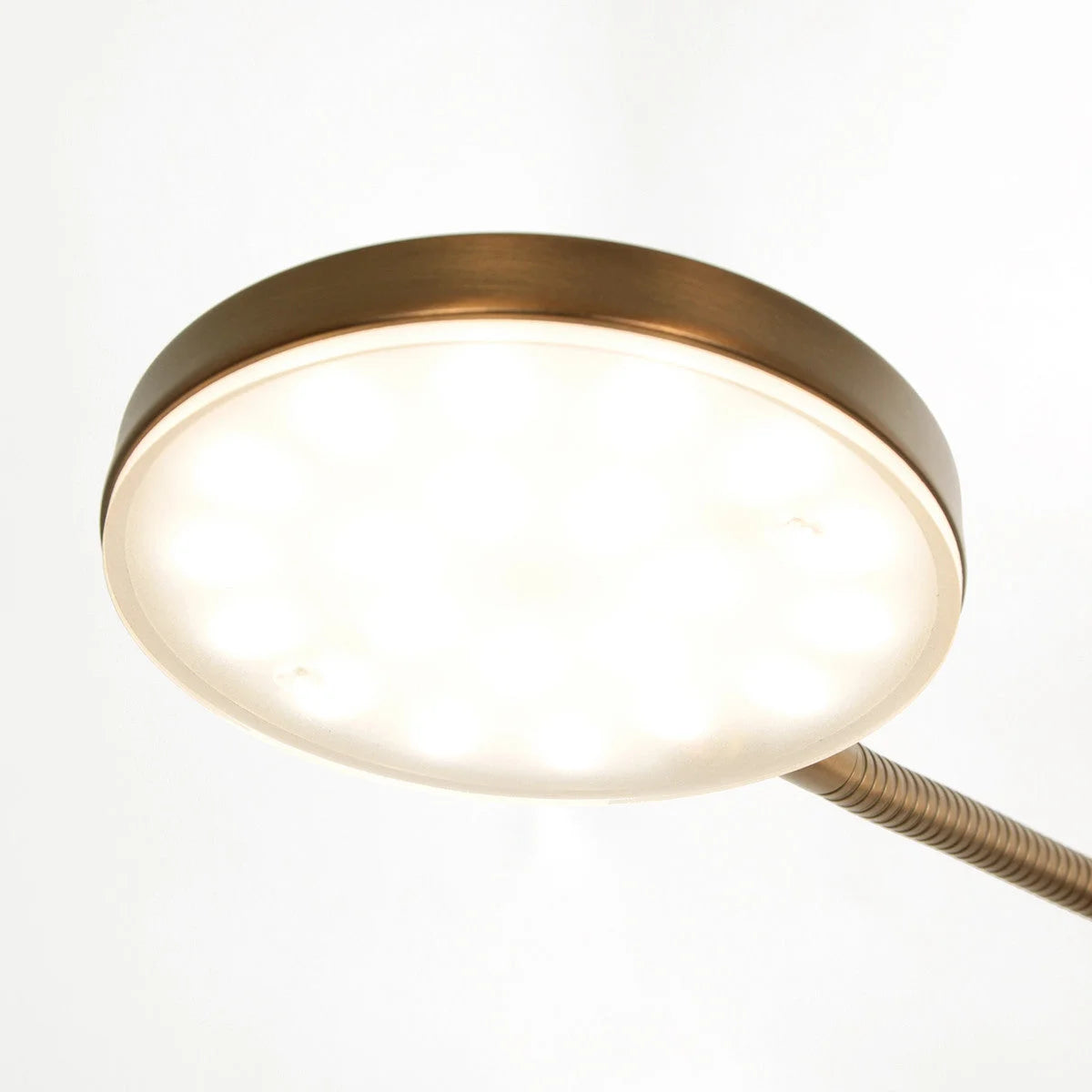 Lampadaire en métal bronze avec lampe ronde éclairée et bras flexible orientable