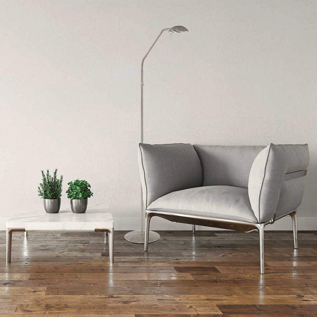 Fauteuil gris moderne en tissu pour salle de lecture avec lampadaire en métal brossé