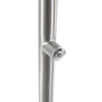 Photo de un poteau en métal brossé avec bouton protrusif pour lampadaire articulé
