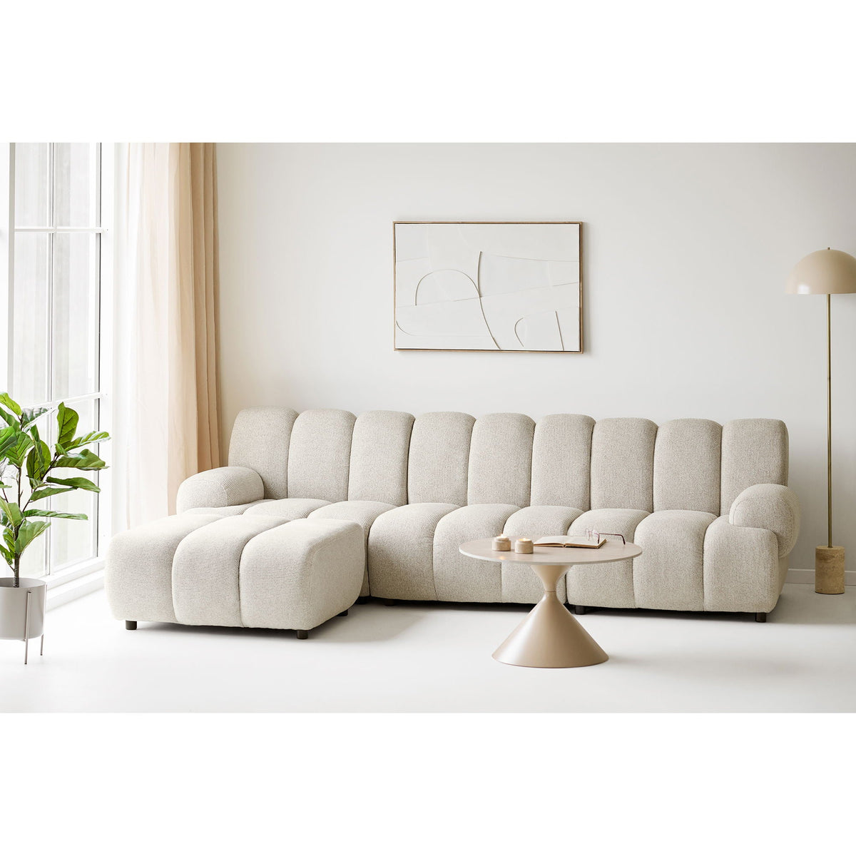 Canapé sectionnel en tissu beige texturé avec panneaux rembourrés
