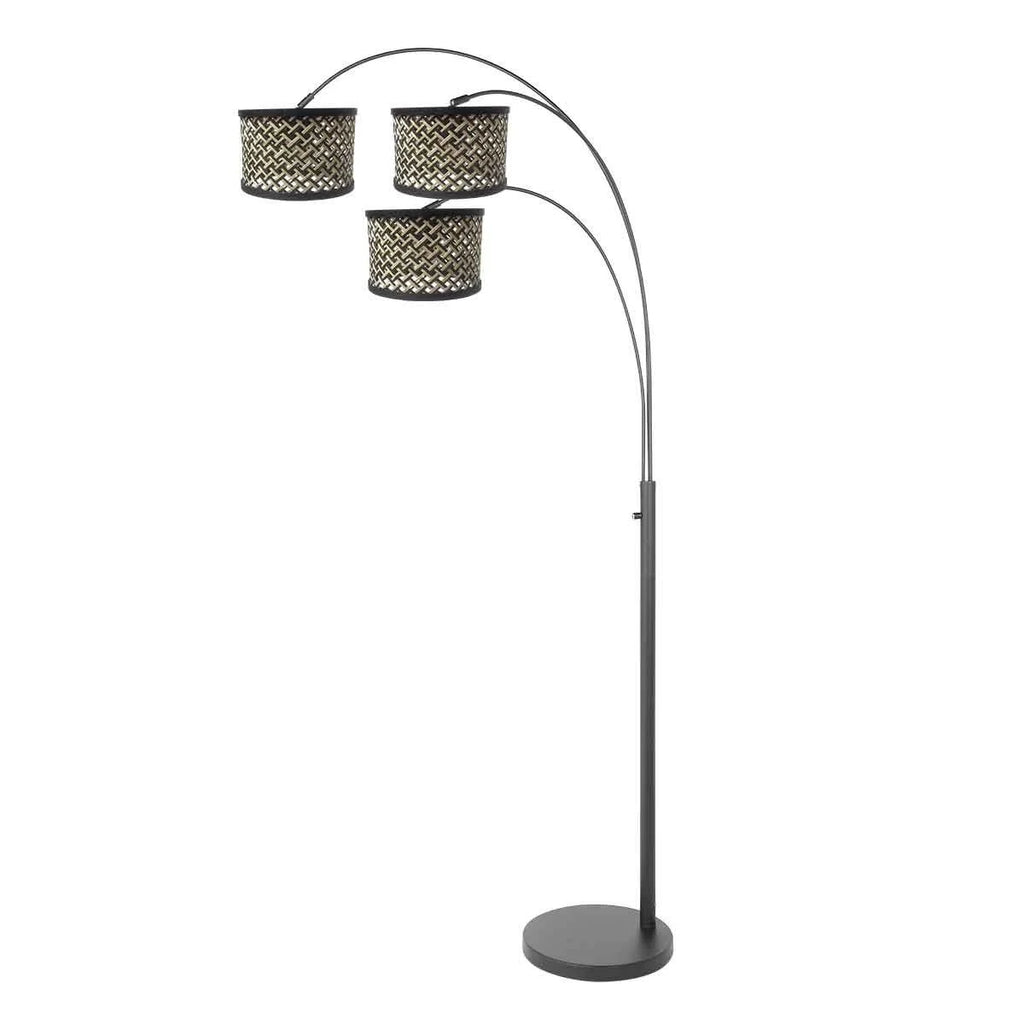Lampadaire en métal noir avec trois bras courbés et abat-jour en cannage naturel