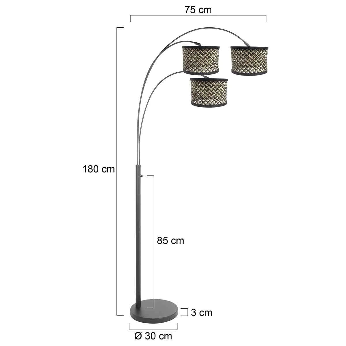 Lampadaire en métal noir avec trois bras courbés et abat-jour en cannage naturel