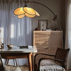 Détail des abat-jours en rotin sur un lampadaire déco dans un intérieur moderne.
