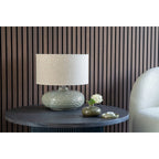 Lampe à poser en céramique texturée vert sauge avec abat-jour en lin beige