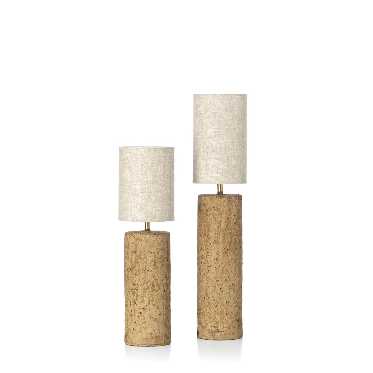 Deux lampes à poser cylindriques en liège avec abat-jours en lin beige