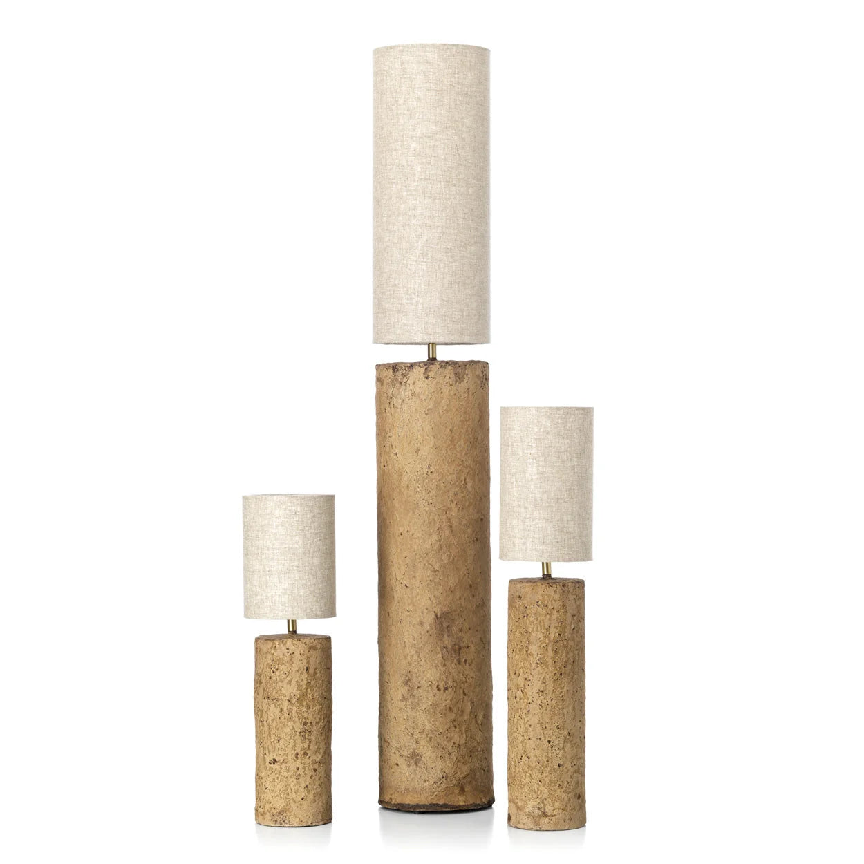 Trois lampes à poser cylindriques en papier mâché organique boue, H40 cm, tons terre