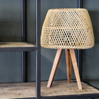 Lampe à poser en rotin naturel ajouré, trépied bois clair Ø29 cm