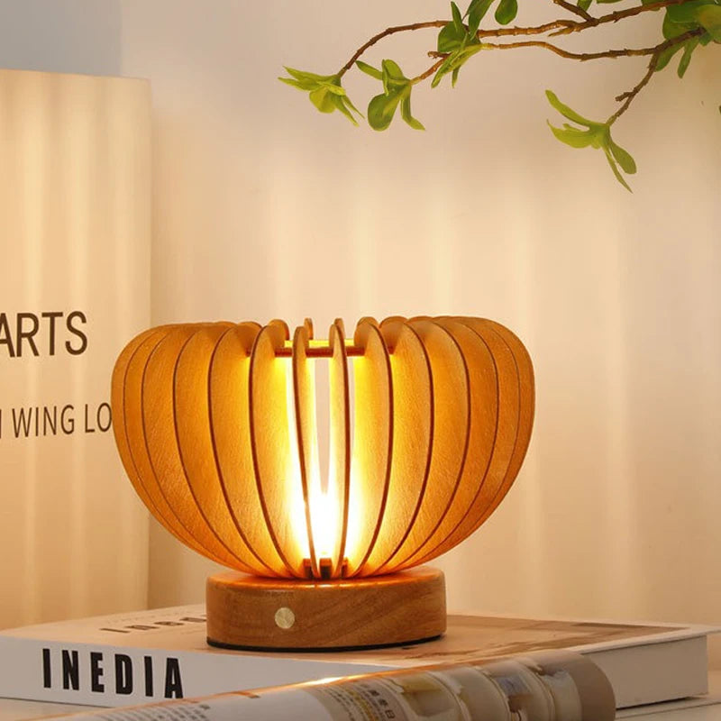Lampe bois sans fil allumée, créant une ambiance chaleureuse et naturelle, parfaite pour une table de chevet.