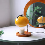 Lampe chauffe-bougie en verre jaune et bois, design rétro pour fondre des bougies en toute sécurité.