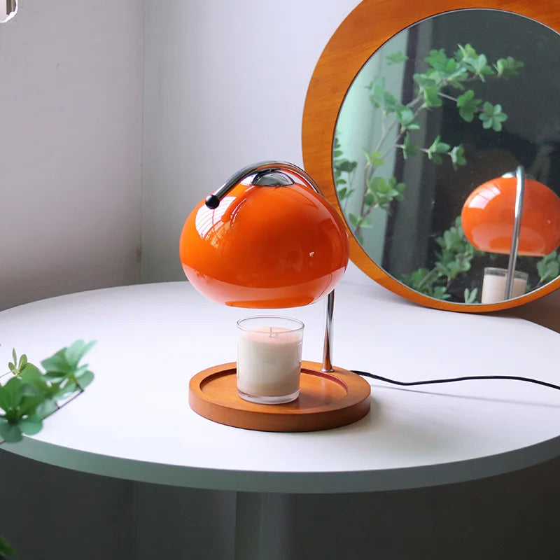 Lampe chauffe-bougie en verre orange avec base en bois, diffuseur de bougies pour une ambiance chaleureuse.